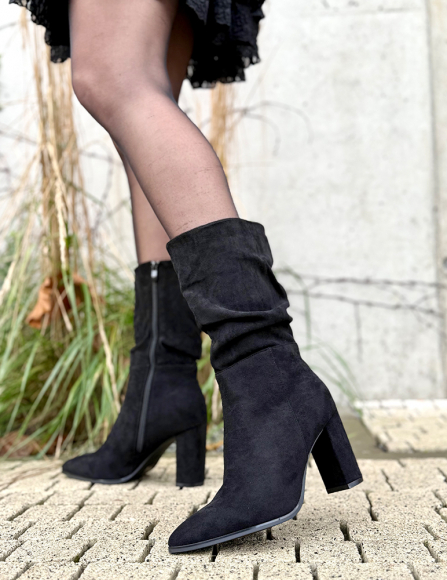 Čierne čižmy Atina