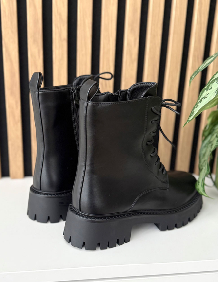 Čierne workery Althea