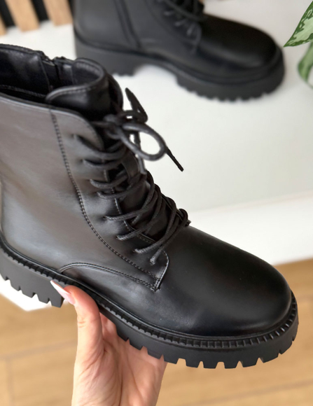 Čierne workery Althea