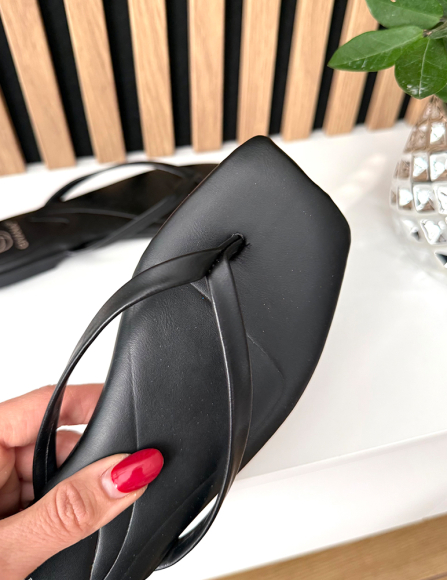 Čierne šlapky Saylor